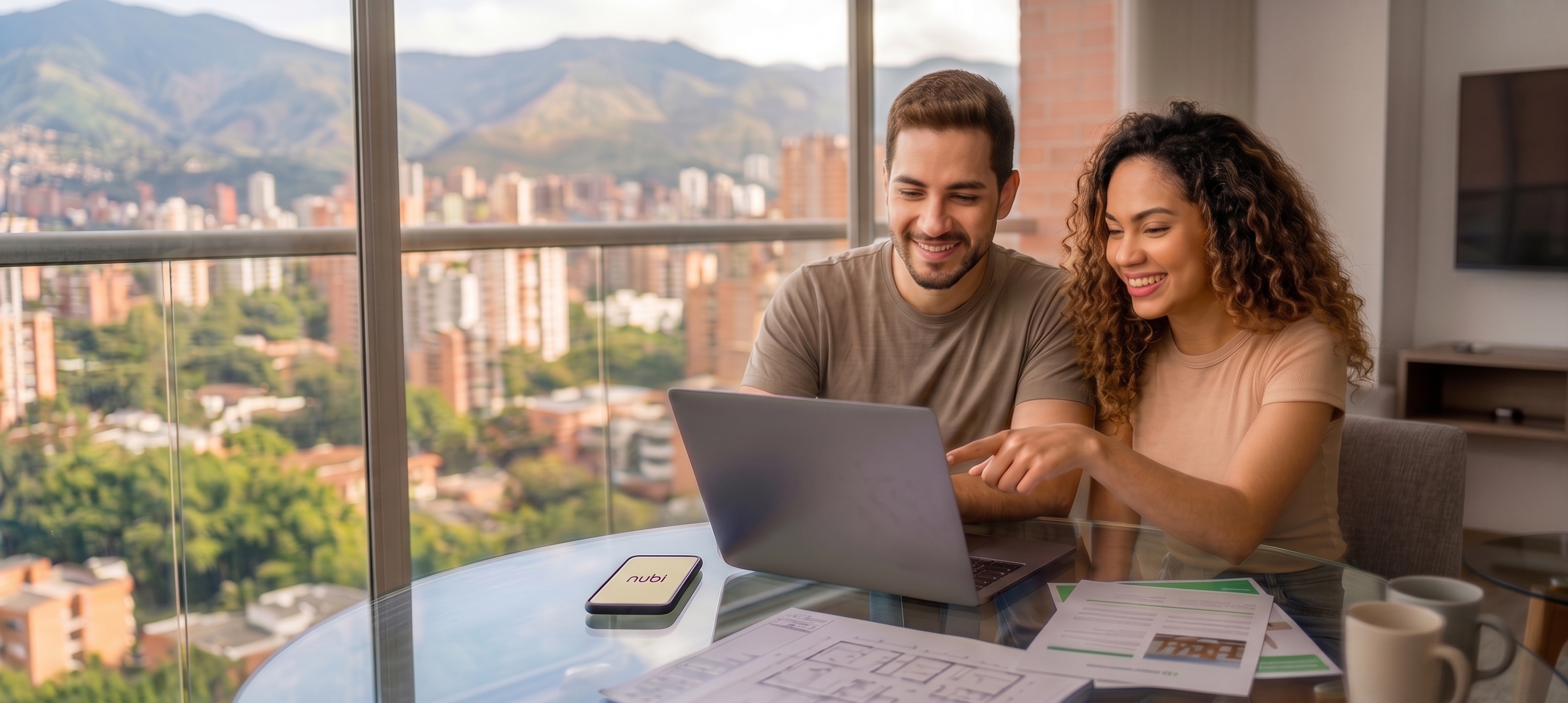 Una pareja revisando sus números en Nubi desde su apartamento en Medellín